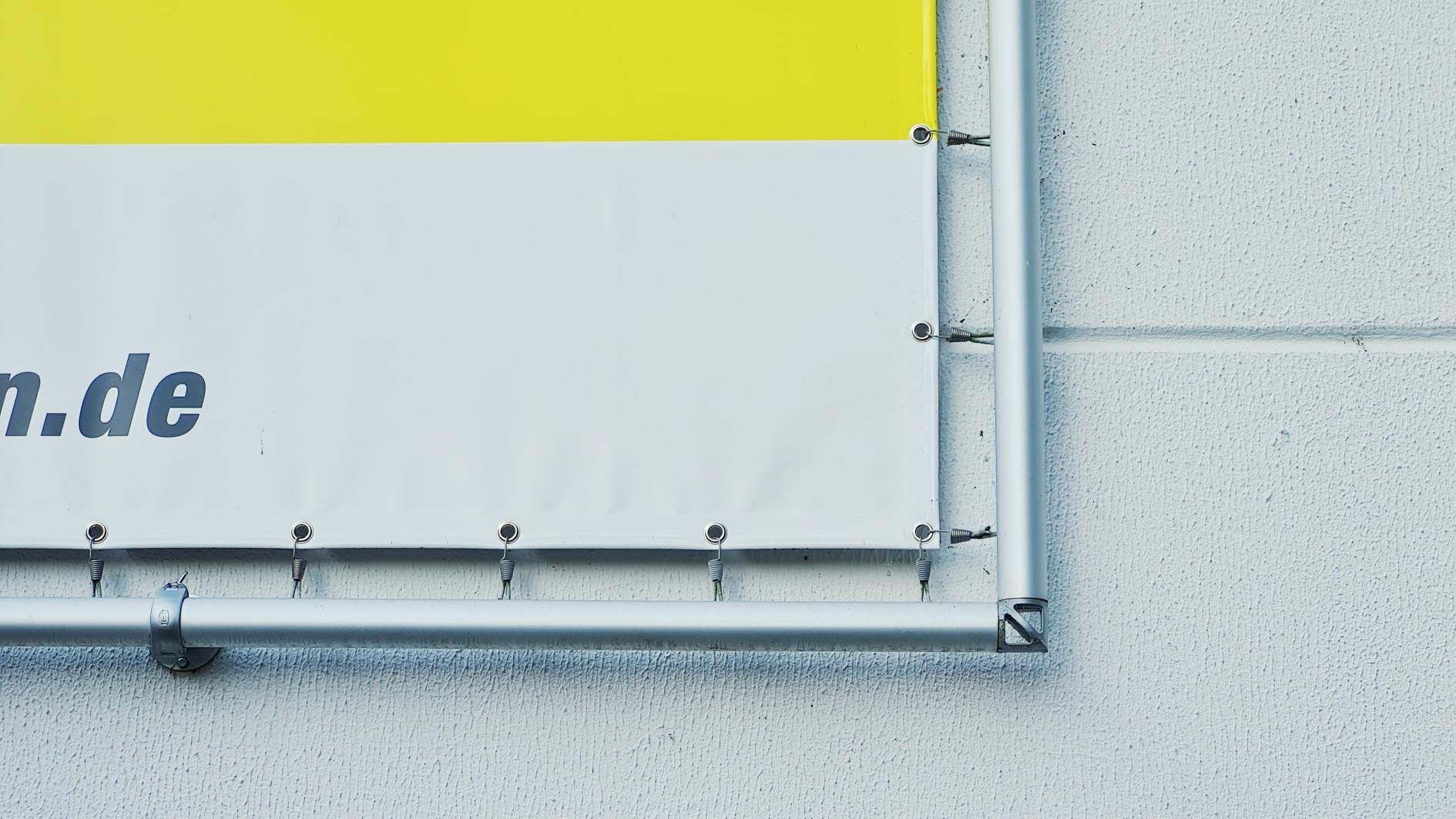 Bannerrahmen mit einer bedruckten Werbeplane in der Nähe von Ostfildern.