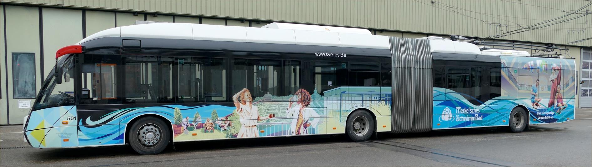 Mit Buswerbung beschrifteter Bus in Esslingen.