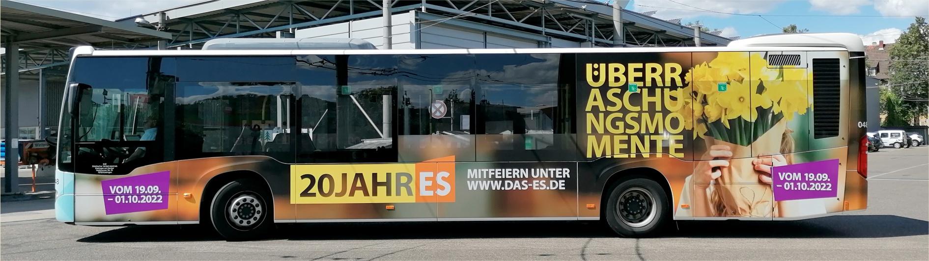 Ein Esslinger Bus beklebt mit Verkehrsmittelwerbung.