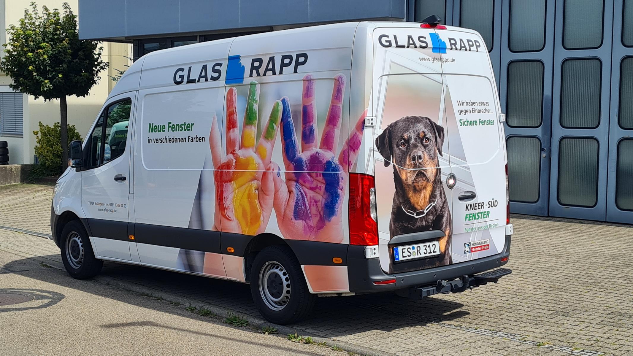 Fahrzeug-Reklame auf einem Transporter, der in Esslingen beklebt wurde.