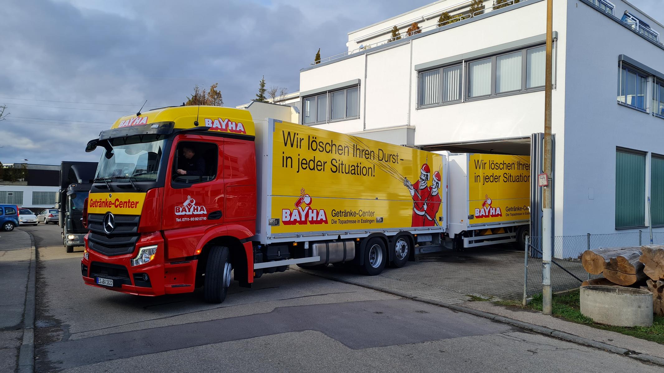Lkw-Werbung mit Anhänger, der im Raum Esslingen foliert wurde.