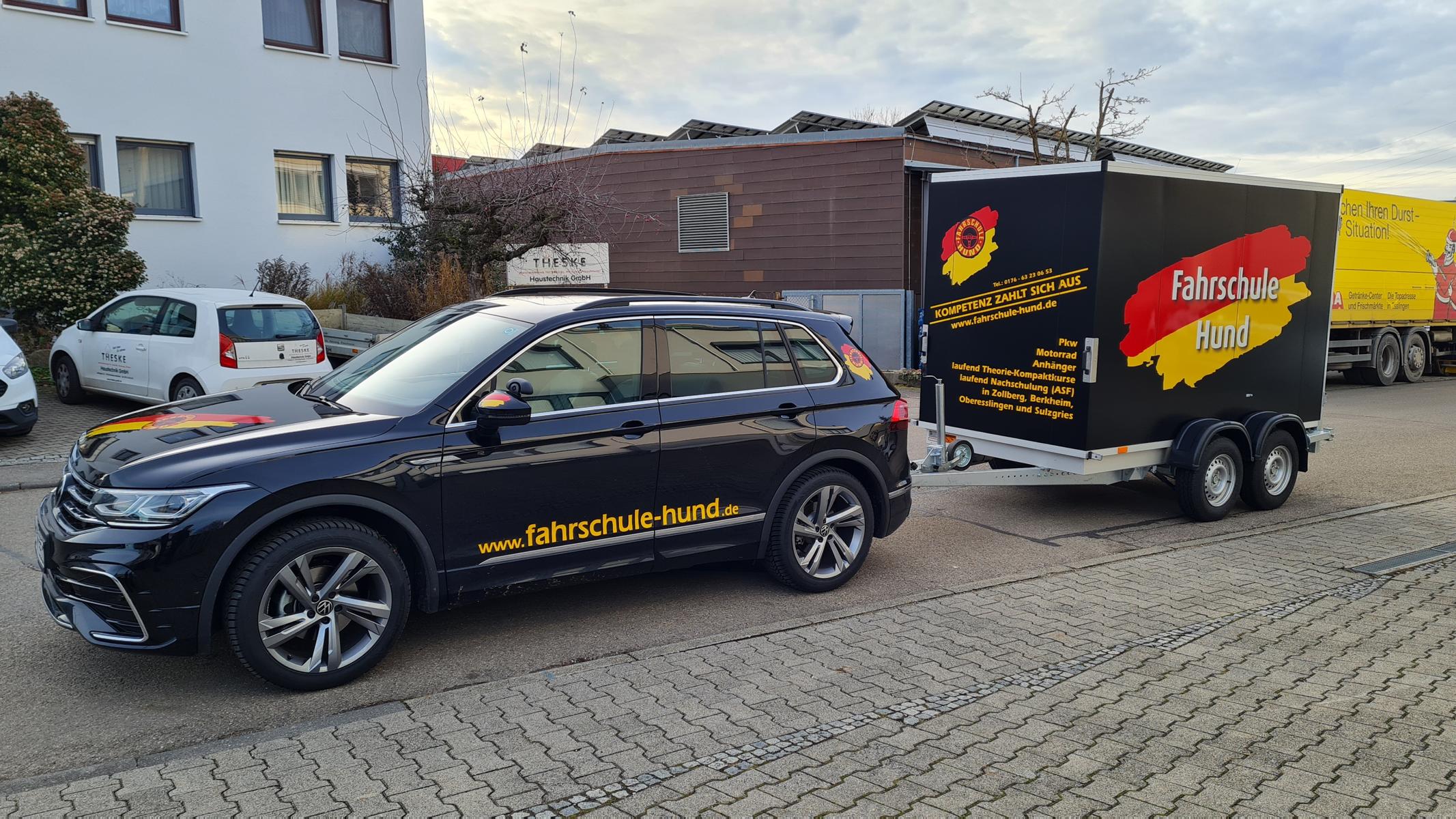 Beschriftung auf einem Fahrzeug mit Anhänger aus Esslingen.