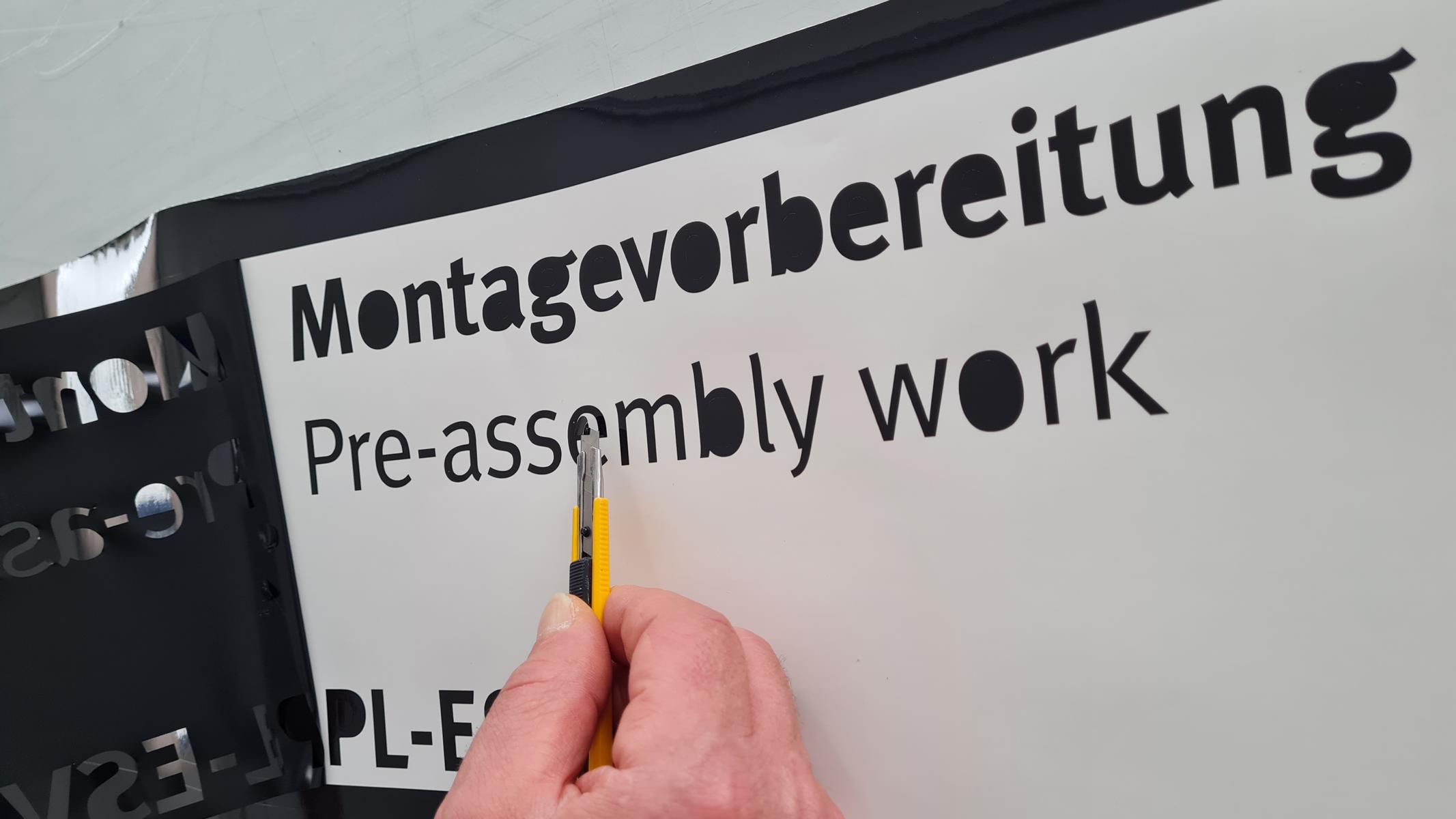 Herstellung von Folienschriften und Folienlogos auf einem Schneideplotter.