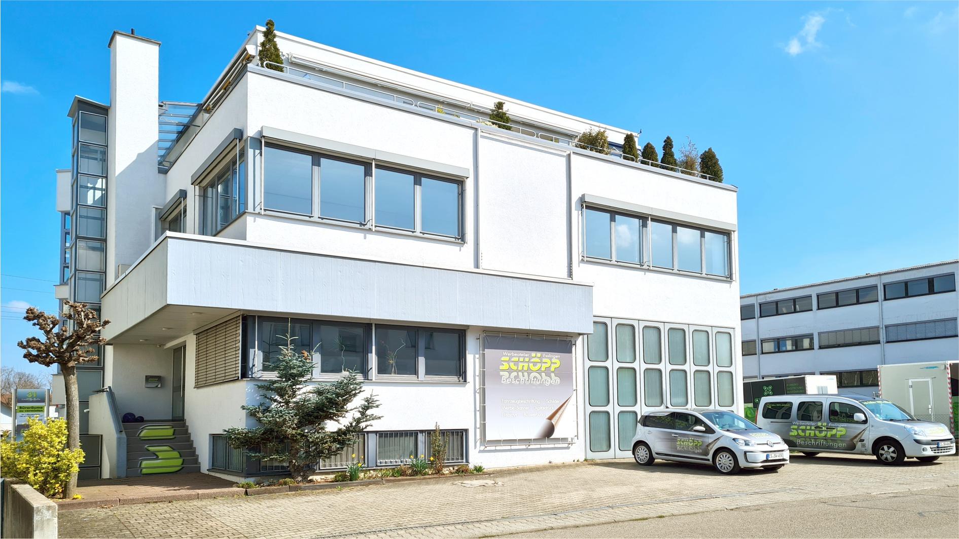 Modernes Geschäftsgebäude des Werbeatelier Schöpp in Esslingen.