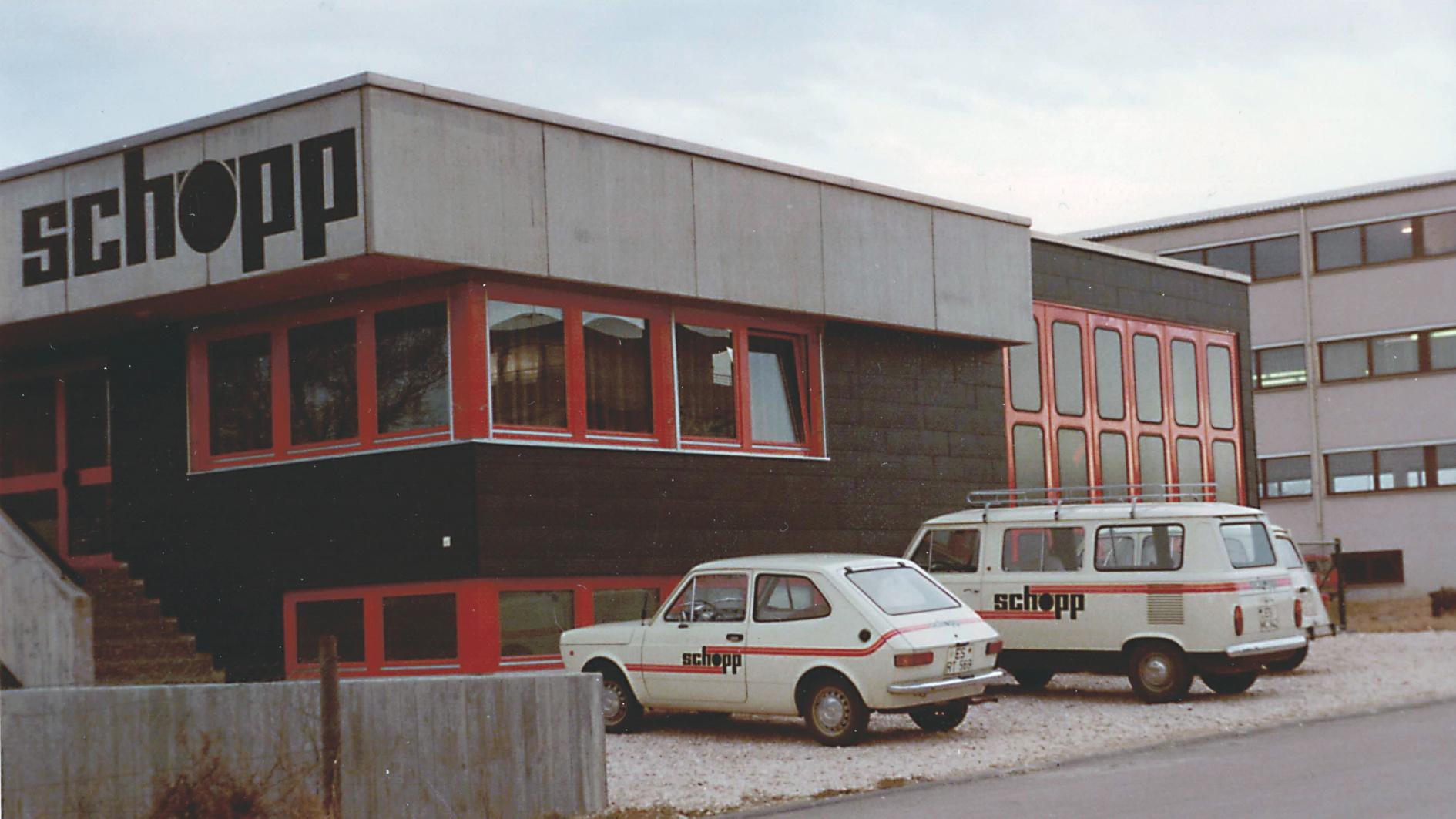 Historisches Foto vom Gebäudes eines Werbebeschrifters
