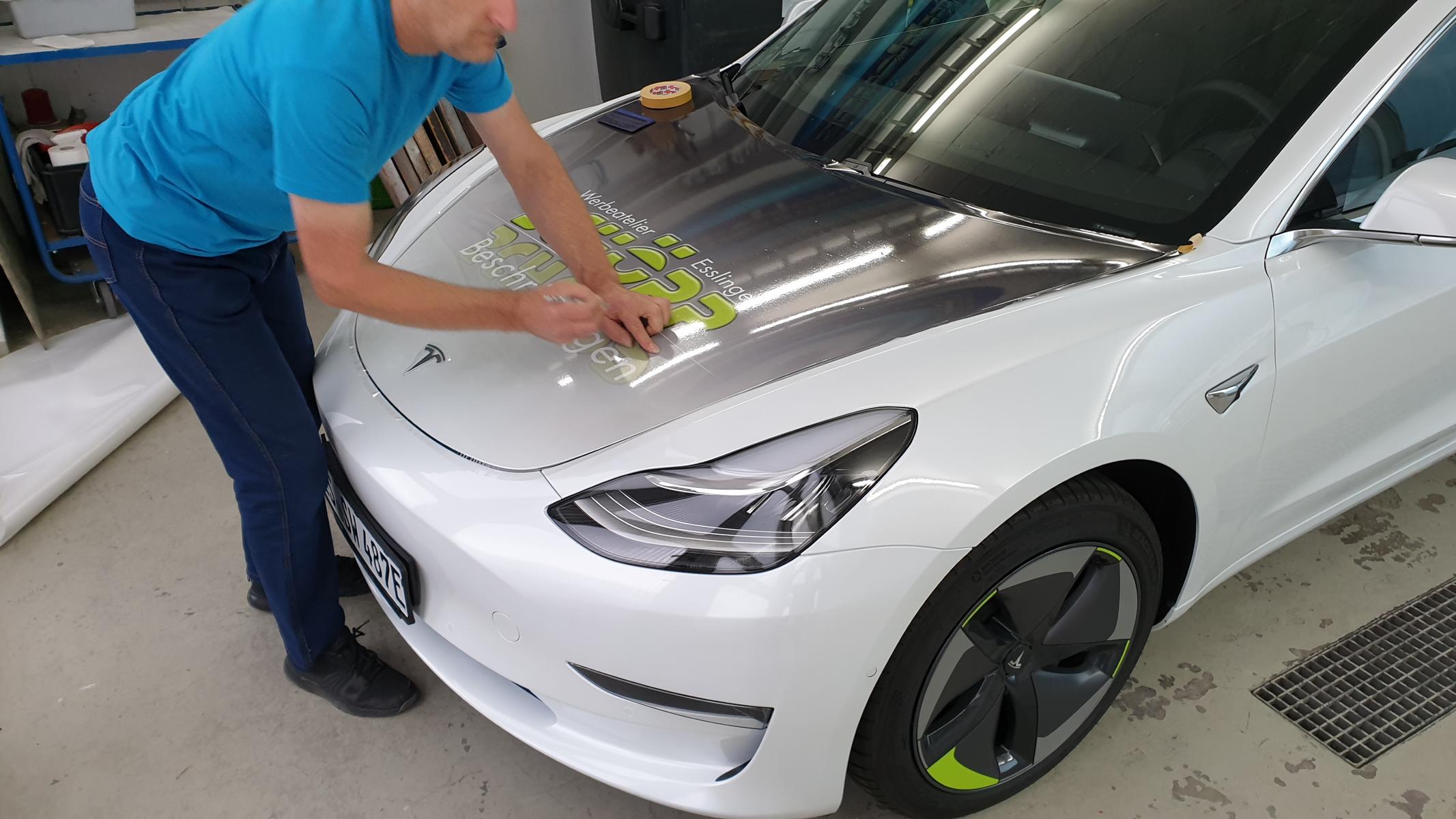 Moderne Fahrzeugbeschriftung mit bedruckten Selbstklebefolien.