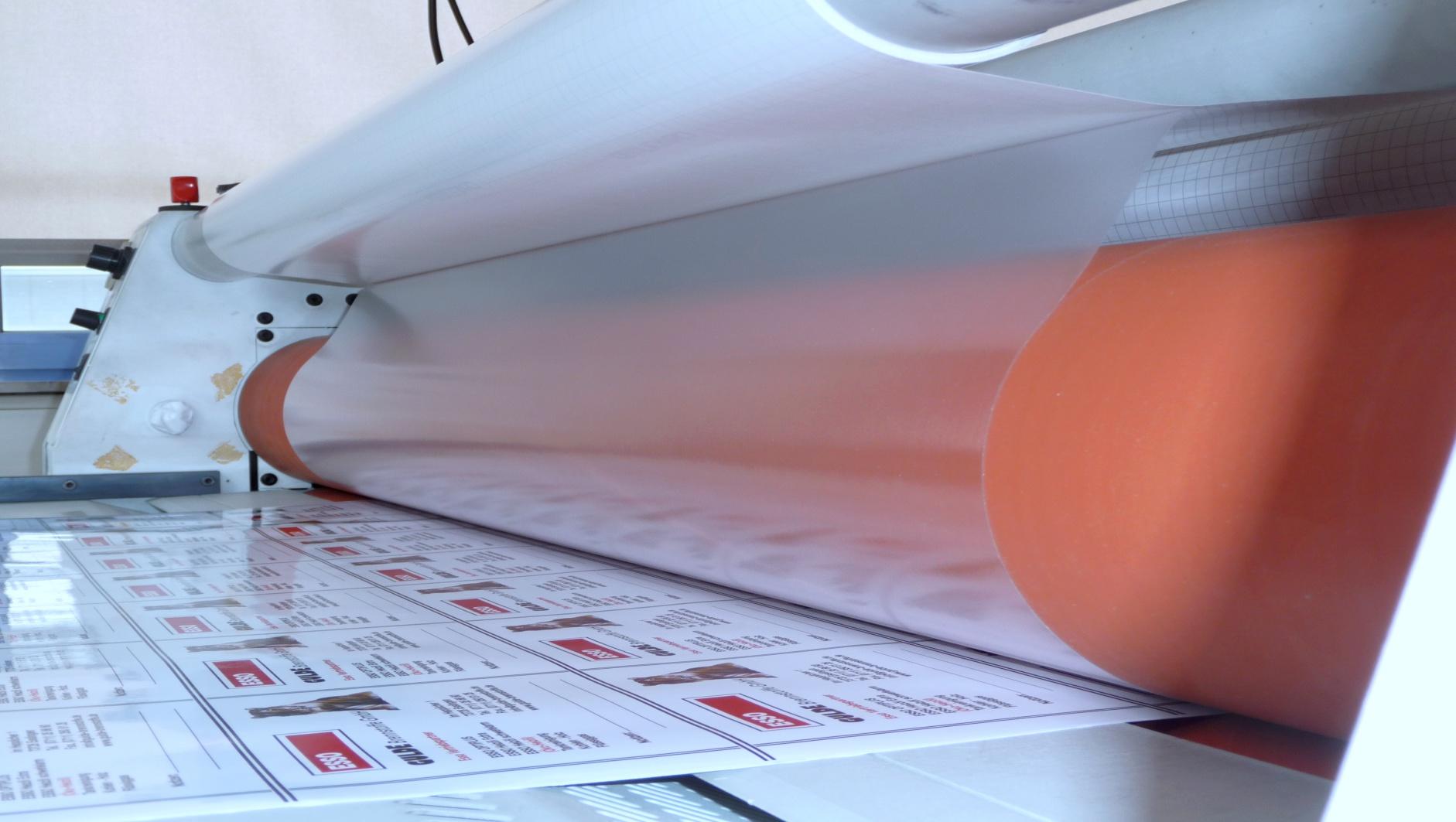 Schutzfolienlaminat für bedruckte Aufkleber.