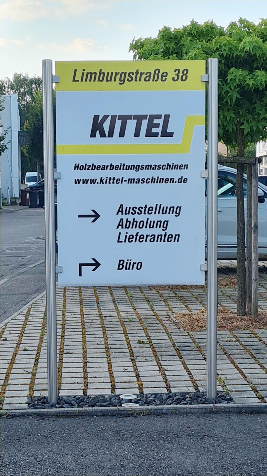 Beschriftetes Firmenschild aus der Nähe von Denkendorf.